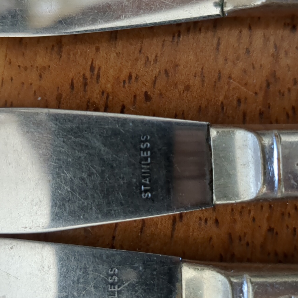 Set of 7 Vintage Butter Knives - Picture 5 of 11